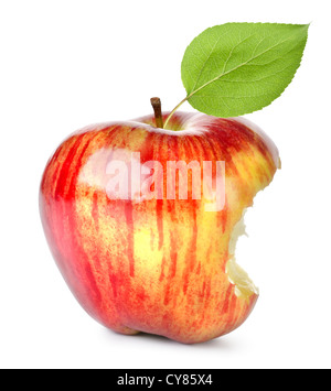 Pomme Rouge mangé avec une morsure, isolé sur fond blanc. Banque D'Images