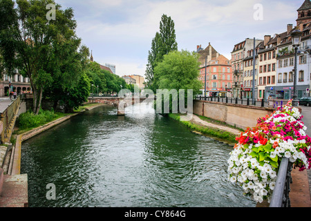 Regardant les bâtiments médiévaux le long du quai des Bateliers sur les rives de la rivière L'ill à Strasbourg Banque D'Images