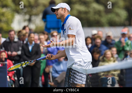 AEGON International 2012. Andy Roddick contestant la ligne téléphonique pendant match contre Fabio Fognini de l'Italie. Banque D'Images