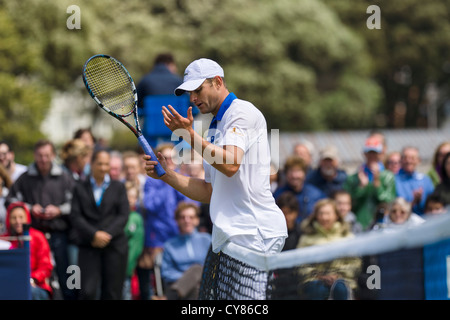 AEGON International 2012. Andy Roddick contestant la ligne téléphonique pendant match contre Fabio Fognini de l'Italie. Banque D'Images