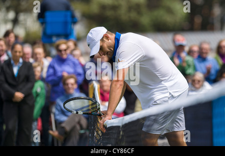 AEGON International 2012. Andy Roddick contestant la ligne téléphonique pendant match contre Fabio Fognini de l'Italie. Banque D'Images