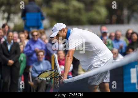 AEGON International 2012. Andy Roddick contestant la ligne téléphonique pendant match contre Fabio Fognini de l'Italie. Banque D'Images