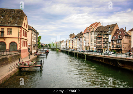 Regardant les bâtiments médiévaux le long du quai des Bateliers sur les rives de la rivière L'ill à Strasbourg Banque D'Images