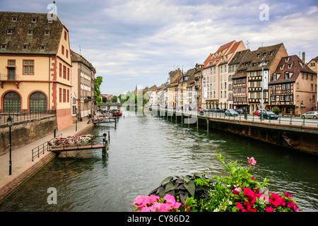 Regardant les bâtiments médiévaux le long du quai des Bateliers sur les rives de la rivière L'ill à Strasbourg Banque D'Images