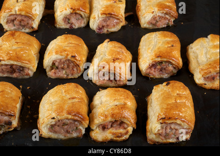 Rouleaux de saucisses faites maison fraîchement préparés Banque D'Images