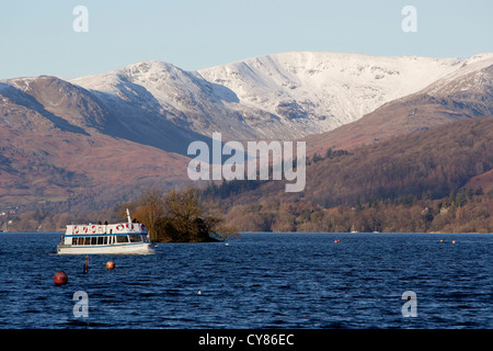 Le lac Windermere dans le froid de l'hiver avec la neige sur les monts -hills -Lake District National Park Banque D'Images