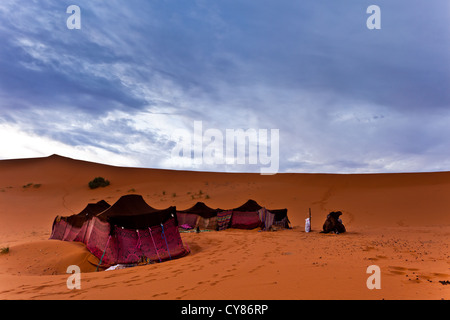 Bedouin camp colorés tente nomade à une oasis dans le désert du Sahara et dramatique ciel nuageux au Maroc Banque D'Images