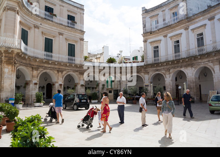 Martina Franca, Puglia, Italie, Piazza Maria Immacolata avec les habitants Banque D'Images