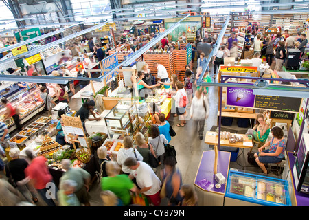 Une vue de dessus de l'animation de Halifax Seaport Farmers' Market à Halifax, Nouvelle-Écosse, Canada Banque D'Images