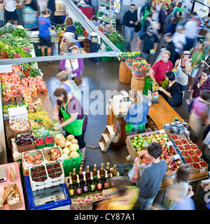 Une vue de dessus de l'animation de Halifax Seaport Farmers' Market à Halifax, Nouvelle-Écosse, Canada Banque D'Images