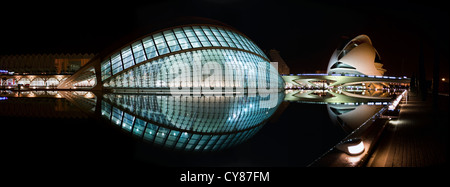 Une vue de la nuit de l'Hemisferic et du Palau de les arts Reina Sofia. Banque D'Images