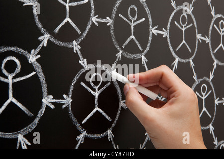 Concept de réseau social montrant la main faite avec craie blanche sur un tableau noir
