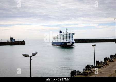 L'entrée de ferry Dover Harbour à partir de la France Banque D'Images