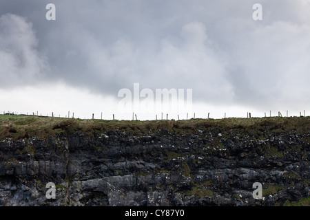 Barrière contre l'Irlande du Nord, ciel orageux Banque D'Images