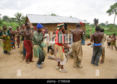 Un village des Batwa (ou Twa) Tribu de pygmées de la forêt de Semliki, ouest de l'Ouganda Banque D'Images