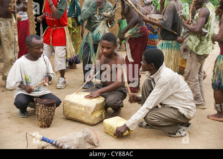 Un village des Batwa (ou Twa) Tribu de pygmées de la forêt de Semliki, ouest de l'Ouganda Banque D'Images