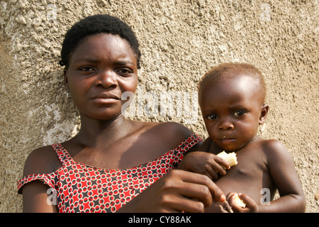 Un village des Batwa (ou Twa) Tribu de pygmées de la forêt de Semliki, ouest de l'Ouganda Banque D'Images