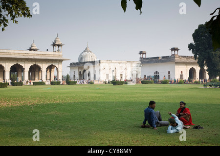 Les amis se reposant près de l'Khas-Mahal - Fort Rouge, Delhi, Inde Banque D'Images