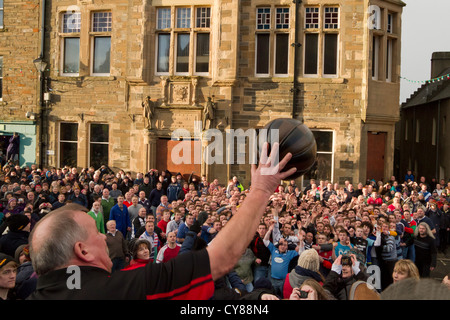 Lancer dans la balle, jeu de Ba du nouvel an, Kirkwall Banque D'Images