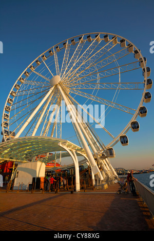 WA07709-00...WASHINGTON - La Grande Roue le long du front de mer de Seattle, sur Elliot Bay. Banque D'Images