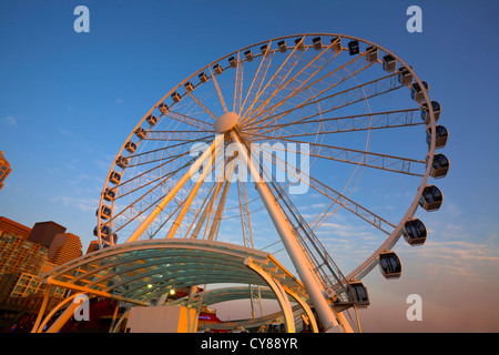 WA07723-00...WASHINGTON - La Grande Roue au coucher du soleil le long du front de mer de Seattle, sur Elliot Bay. Banque D'Images