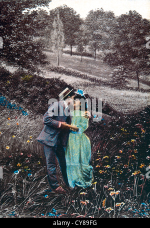 Man Kissing Woman in Field, carte postale, vers 1910 Banque D'Images