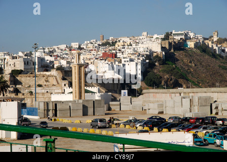 Vue de Tanger à partir du port avec en premier plan la Mosquée Banque D'Images