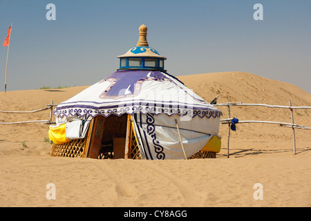 Yourte Mongole dans le désert de Gobi dans la chaleur du jour Banque D'Images