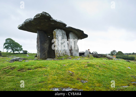 Portail de Poulnabrone tombe dans le Burren dans le comté de Clare, Irlande Banque D'Images