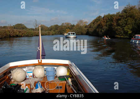 Vue depuis l'arrière de l'autorité de la patrouille des Rangers de Broads Navigation lancement Thurne sur la rivière Bure près de Wroxham, Norfolk Broads, Parc National Banque D'Images