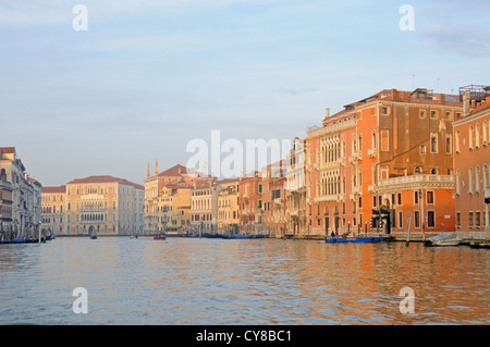 Tôt le matin, la lumière sur le Grand Canal à Venise, Vénétie, Italie Banque D'Images