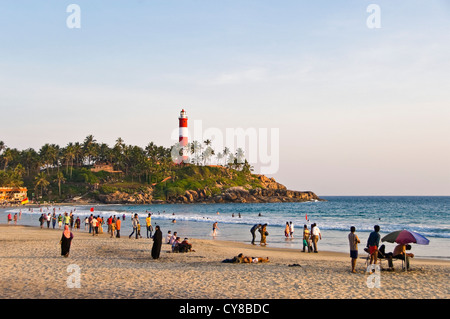 Vue horizontale de personnes détente sur Lighthouse Beach dans le soleil du soir dans Kovalam. Banque D'Images