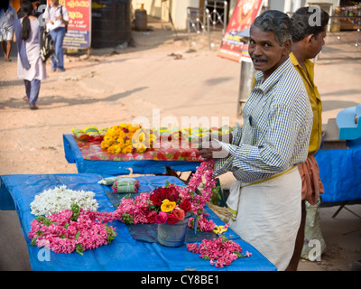 Vue horizontale d'un Indien Pushpa vente ou des guirlandes de fleurs à l'extérieur d'un temple dans le Kerala. Banque D'Images