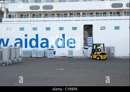 Bateau de croisière Aida sol d'être approvisionné en suppllies au docks à Las Palmas Gran Canaria Îles Canaries Espagne Banque D'Images