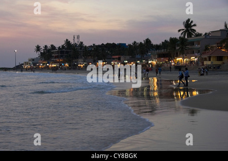 Vue horizontale de l'ensemble phare plage au coucher du soleil à Kovalam, Inde. Banque D'Images