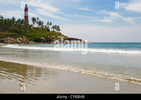 Vue horizontale de la rouge et blanc à rayures Vizhinjam Phare sur Lighthouse Beach à Kovalam, Kerala. Banque D'Images