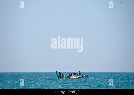 Vue horizontale d'un bateau de pêche qui travaillent dans la mer d'Oman sur une belle journée. Banque D'Images