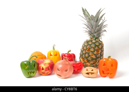 Visages de l'Halloween a sculpté dans les fruits et légumes au lieu de former la citrouille Jack O'lanternes. Banque D'Images