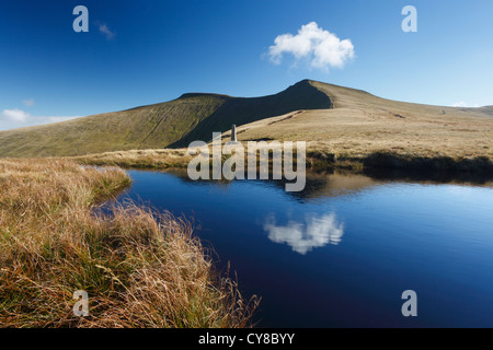 Pen Y Fan & du maïs de près de Tommy Jones' obélisque. Parc national de Brecon Beacons, Powys, Wales, UK. Banque D'Images