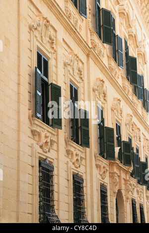 Belle architecture avec volets et grilles sur les fenêtres d'un bâtiment public à La Valette Malte Banque D'Images