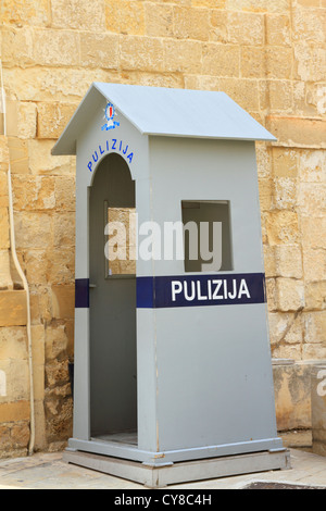 La Police Pulizija fort devant les bâtiments gouvernementaux à La Valette Malte. Banque D'Images