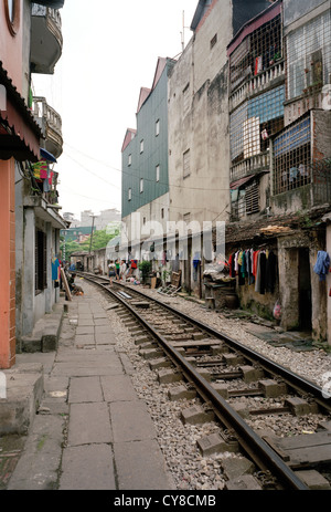 La vie à côté de la voie ferrée dans la vieille ville de Hanoï au Vietnam en Extrême-Orient asie du sud-est. l'assainissement des taudis de fer rail urbain lifestyle travel reportage de la pauvreté Banque D'Images
