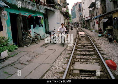 La vie à côté de la voie ferrée dans la vieille ville de Hanoï au Vietnam en Extrême-Orient asie du sud-est. l'assainissement des taudis de fer rail urbain lifestyle travel reportage de la pauvreté Banque D'Images