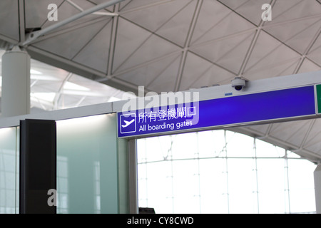 D'entrée de l'Aéroport International de Hong Kong à toutes les portes d'embarquement. Signe est en anglais et chinois traditionnel. Banque D'Images