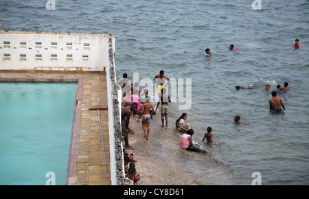 Les habitants nagent dans l'océan à côté d'une piscine du club de Mombasa, vieille ville, Mombasa, Kenya, Afrique de l'est. 8/2/2009. Photo: Stuart Boulton Banque D'Images