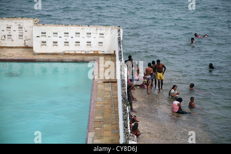 Les habitants nagent dans l'océan à côté d'une piscine du club de Mombasa, vieille ville, Mombasa, Kenya, Afrique de l'est. 8/2/2009. Photo: Stuart Boulton Banque D'Images