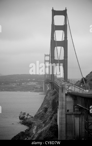 Le Golden Gate Bridge sous un ciel couvert et sombre jour (noir et blanc) Banque D'Images
