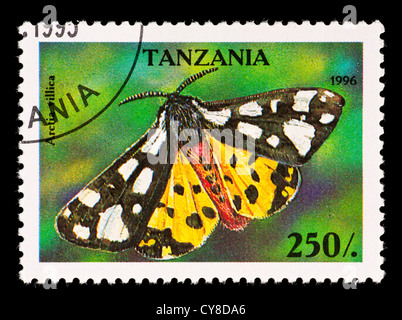 Timbre de Tanzanie représentant une crème-spot Tiger Moth (Arctia villica) Banque D'Images