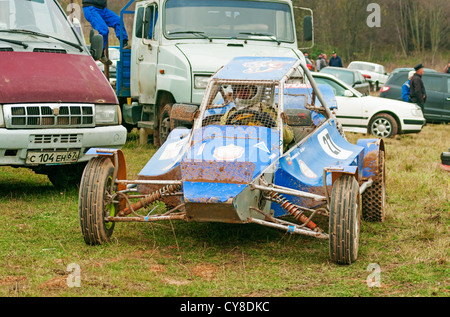 Le buggy bleu-cart sur autorace camping. Banque D'Images