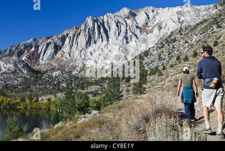 Couple hiking boucle qui fait condamner Lake Banque D'Images